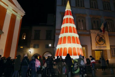 È un omaggio alla Torre l’albero di Natale Scart della Fondazione Pisa